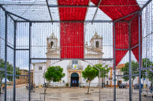 Europa, Portugal, Algarve, Litoral, Barlavento, Felsalgarve, Distrikt Faro, Lagos, Praca do Infante Dom Henrique, Kirche Igreja de Santa Maria, mit Weihnachtsdekoration Europa, Portugal, Algarve, Litoral, Barlavento, Felsalgarve, Distrikt Faro, Lagos, Praca do Infante Dom Henrique, Kirche Igreja de Santa Maria, mit Weihnachtsdekoration